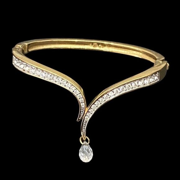 Vintage SWAROVSKI Signed Gold-tone Hinged V Bangle With Teardrop Crystal Charm - Picture 4 of 4